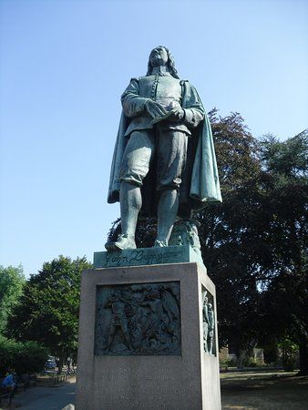 Statue of John Bunyan
